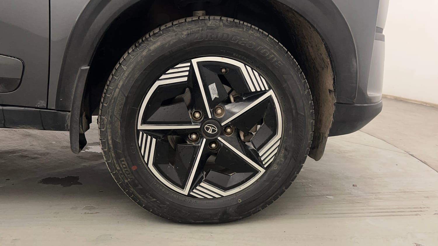 Used 2024 Tata Nexon Fearless Plus S 1.2 Revotron Petrol 7DCA DT Petrol Automatic tyres RIGHT FRONT TYRE RIM VIEW