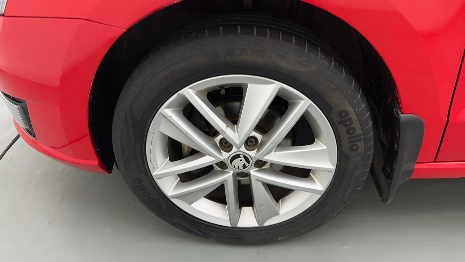 Used 2017 Skoda Rapid Style 1.6 MPI AT Petrol Automatic tyres LEFT FRONT TYRE RIM VIEW