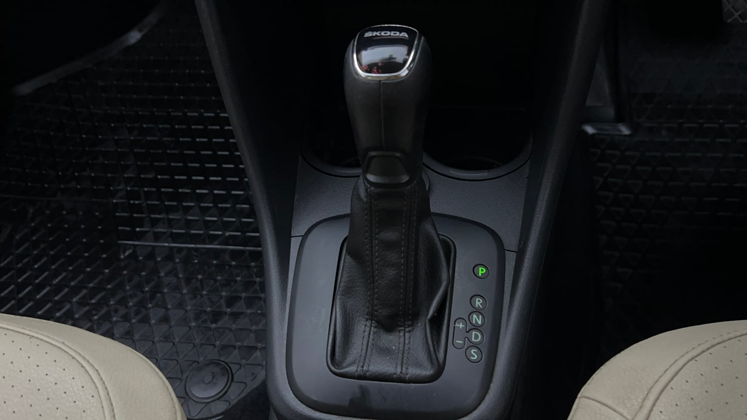Used 2017 Skoda Rapid Style 1.6 MPI AT Petrol Automatic interior GEAR  KNOB VIEW
