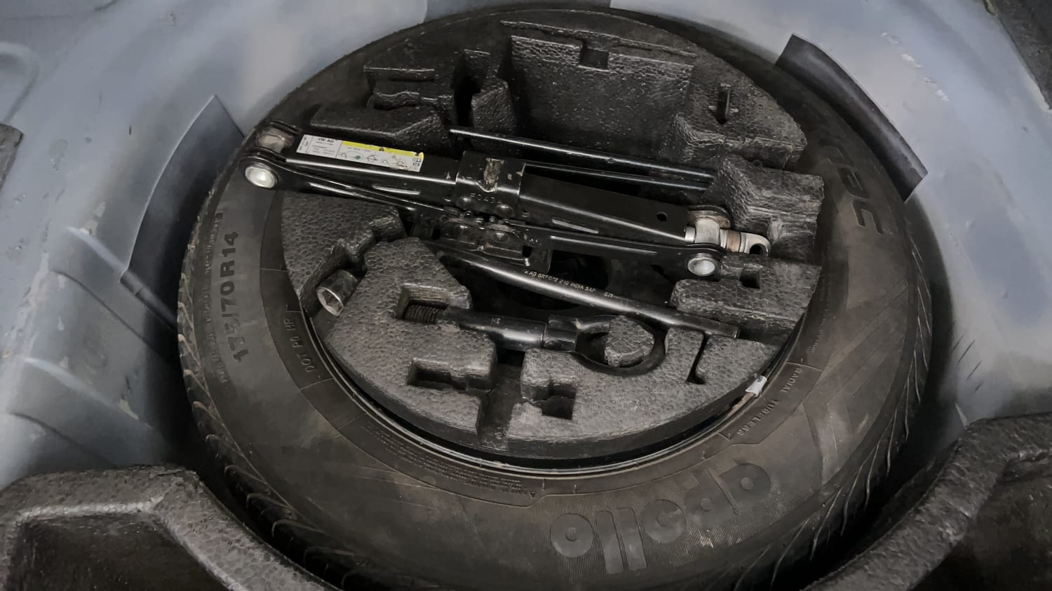 Used 2015 Volkswagen Vento Highline Diesel AT Diesel Automatic tyres SPARE TYRE VIEW