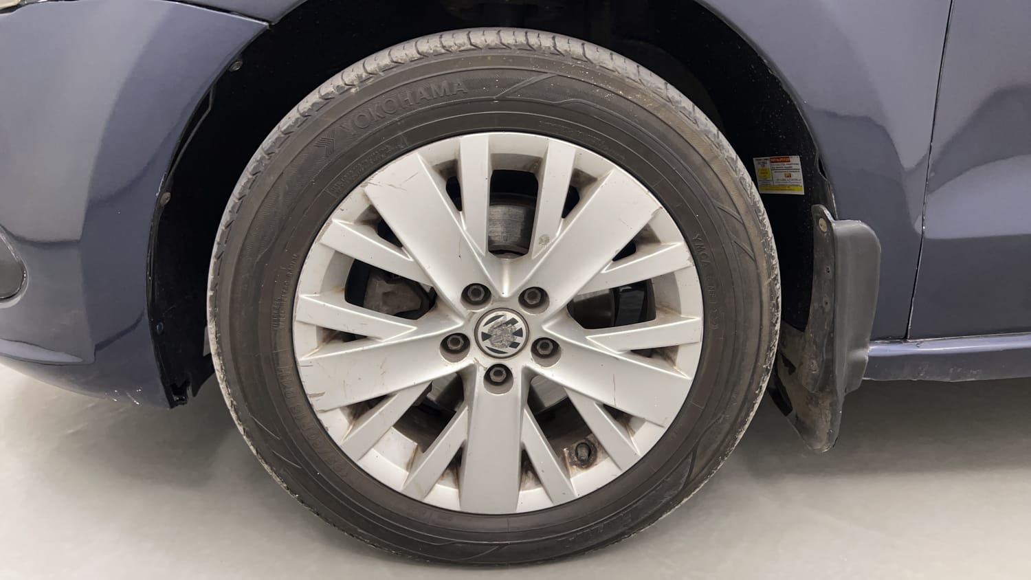 Used 2015 Volkswagen Vento Highline Diesel AT Diesel Automatic tyres LEFT FRONT TYRE RIM VIEW