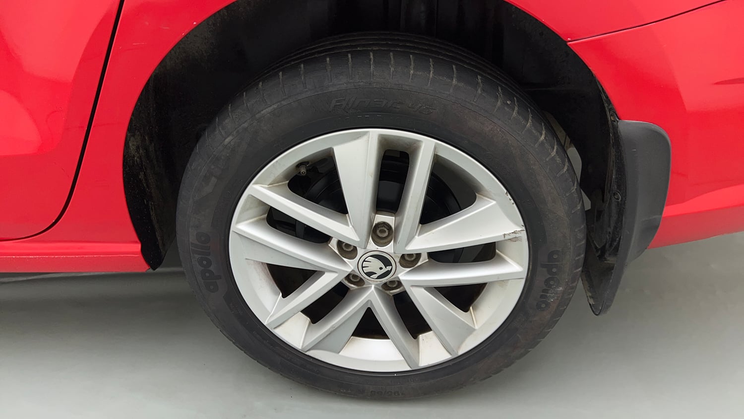 Used 2017 Skoda Rapid Style 1.6 MPI AT Petrol Automatic tyres LEFT REAR TYRE RIM VIEW