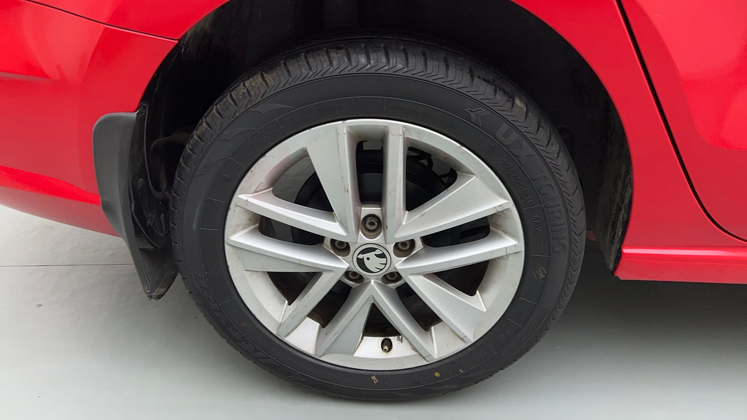 Used 2017 Skoda Rapid Style 1.6 MPI AT Petrol Automatic tyres RIGHT REAR TYRE RIM VIEW