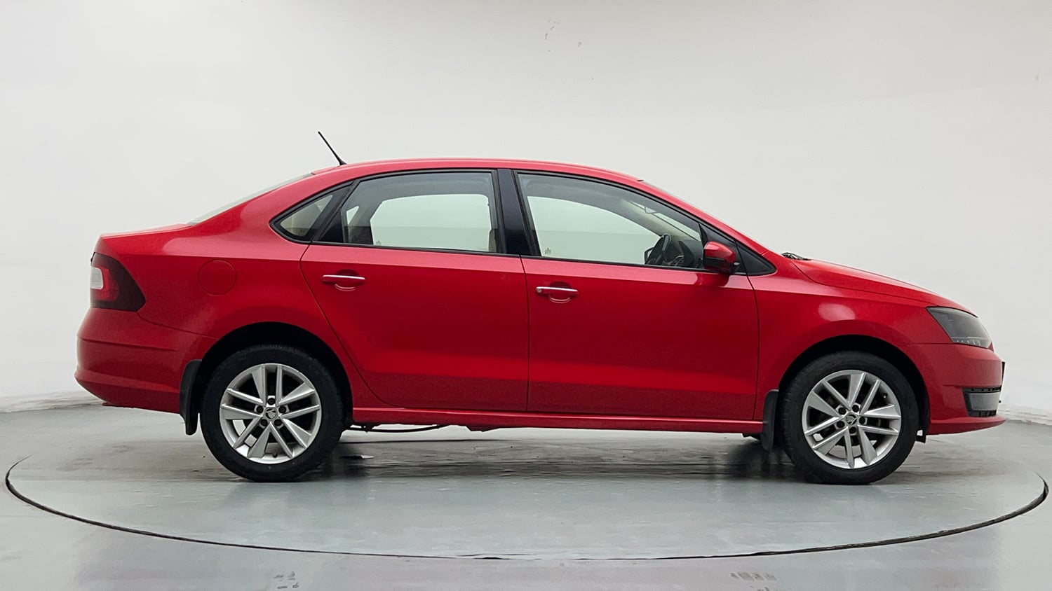 Used 2017 Skoda Rapid Style 1.6 MPI AT Petrol Automatic exterior RIGHT SIDE VIEW