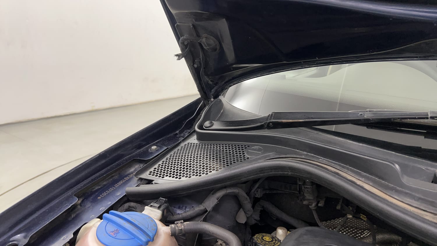 Used 2015 Volkswagen Vento Highline Diesel AT Diesel Automatic engine ENGINE RIGHT SIDE HINGE & APRON VIEW