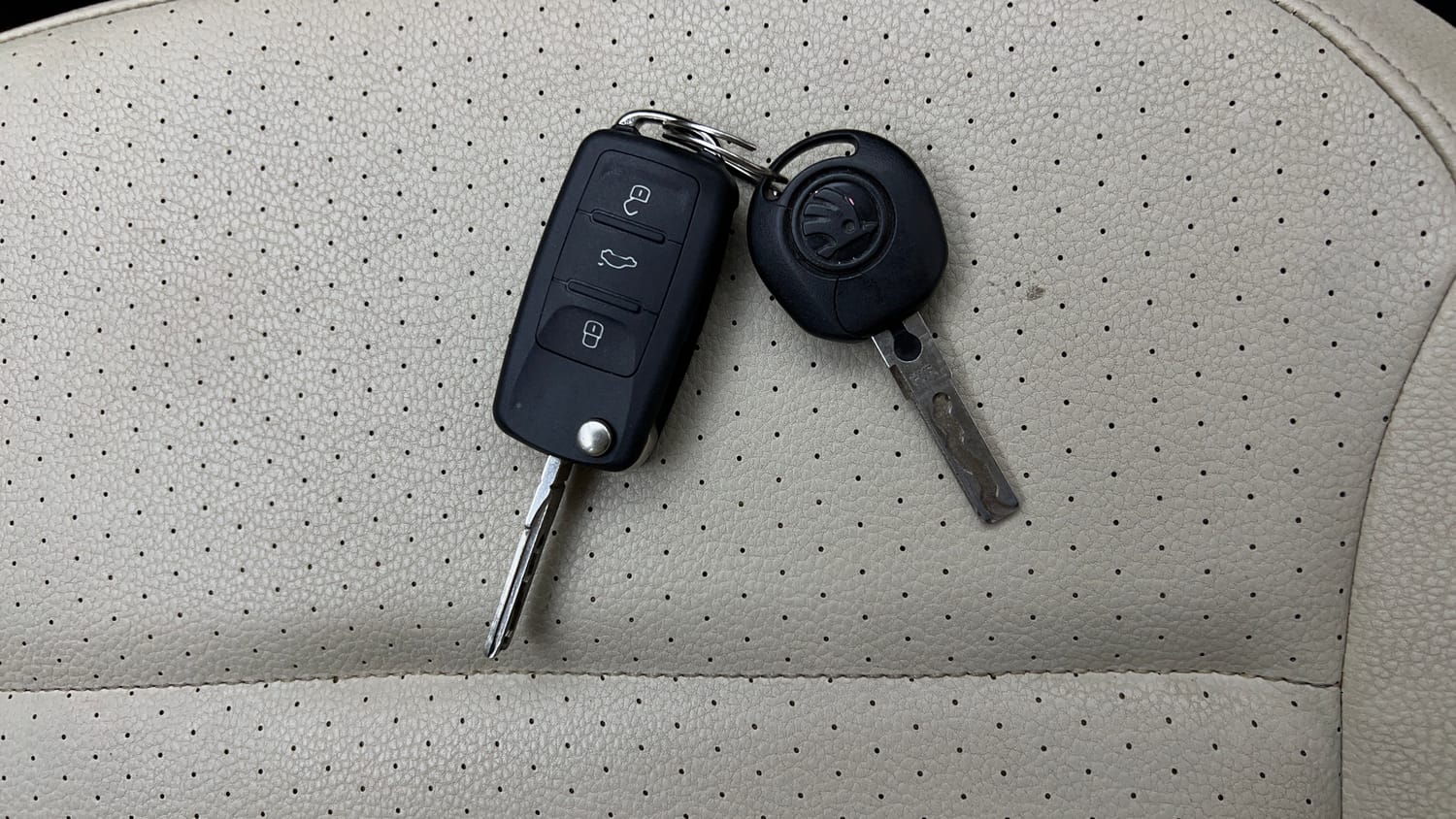 Used 2017 Skoda Rapid Style 1.6 MPI AT Petrol Automatic extra CAR KEY VIEW