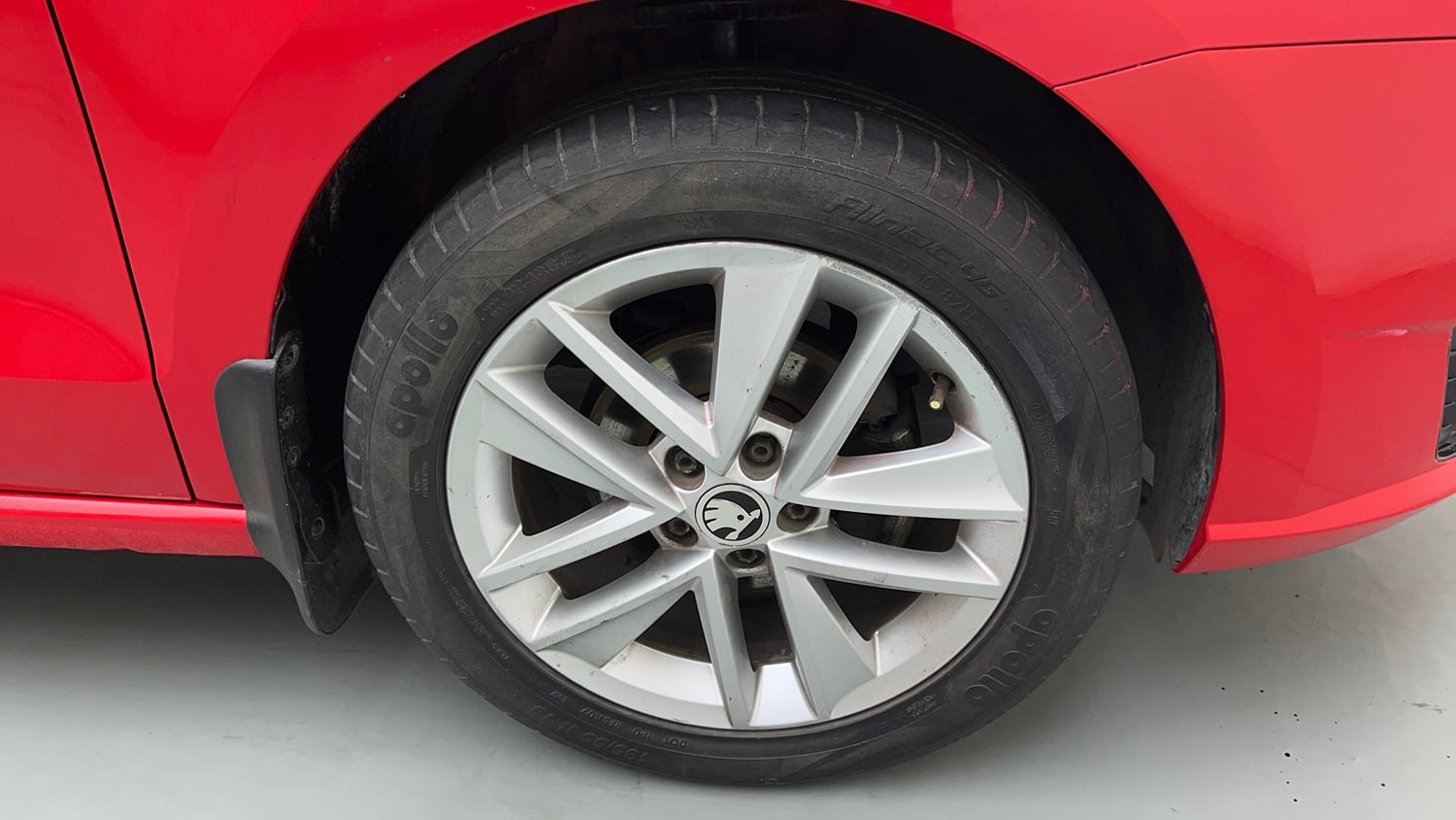 Used 2017 Skoda Rapid Style 1.6 MPI AT Petrol Automatic tyres RIGHT FRONT TYRE RIM VIEW