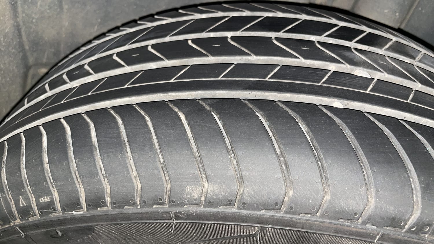Used 2022 Volkswagen Taigun Topline 1.0 TSI MT Petrol Manual tyres LEFT REAR TYRE TREAD VIEW