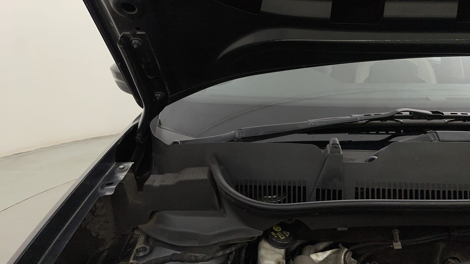 Used 2022 Volkswagen Taigun Topline 1.0 TSI MT Petrol Manual engine ENGINE RIGHT SIDE HINGE & APRON VIEW