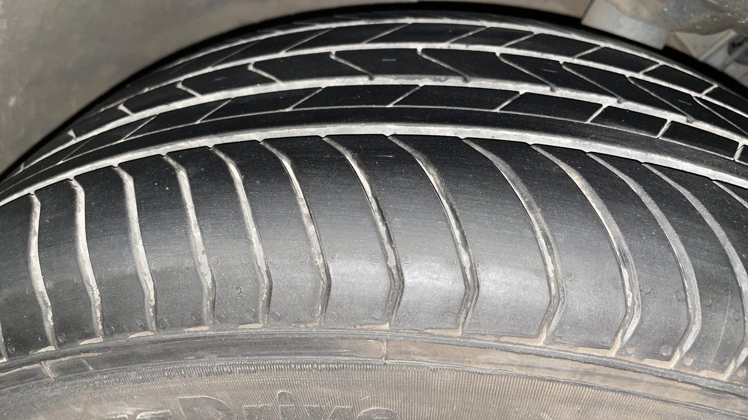 Used 2022 Volkswagen Taigun Topline 1.0 TSI MT Petrol Manual tyres LEFT FRONT TYRE TREAD VIEW