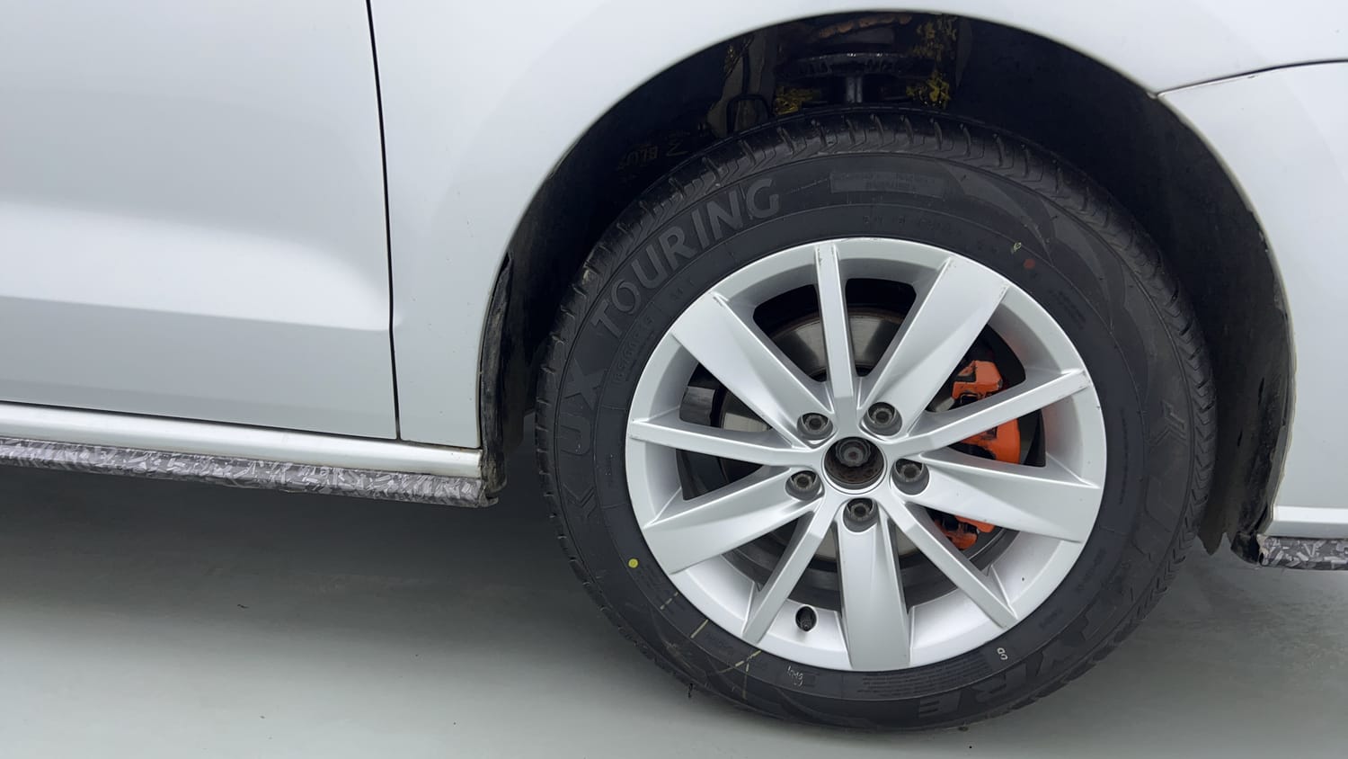 Used 2022 Volkswagen Vento Highline 1.0L TSI Petrol Manual tyres RIGHT FRONT TYRE RIM VIEW