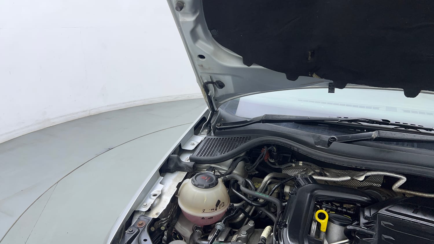 Used 2022 Volkswagen Vento Highline 1.0L TSI Petrol Manual engine ENGINE RIGHT SIDE HINGE & APRON VIEW
