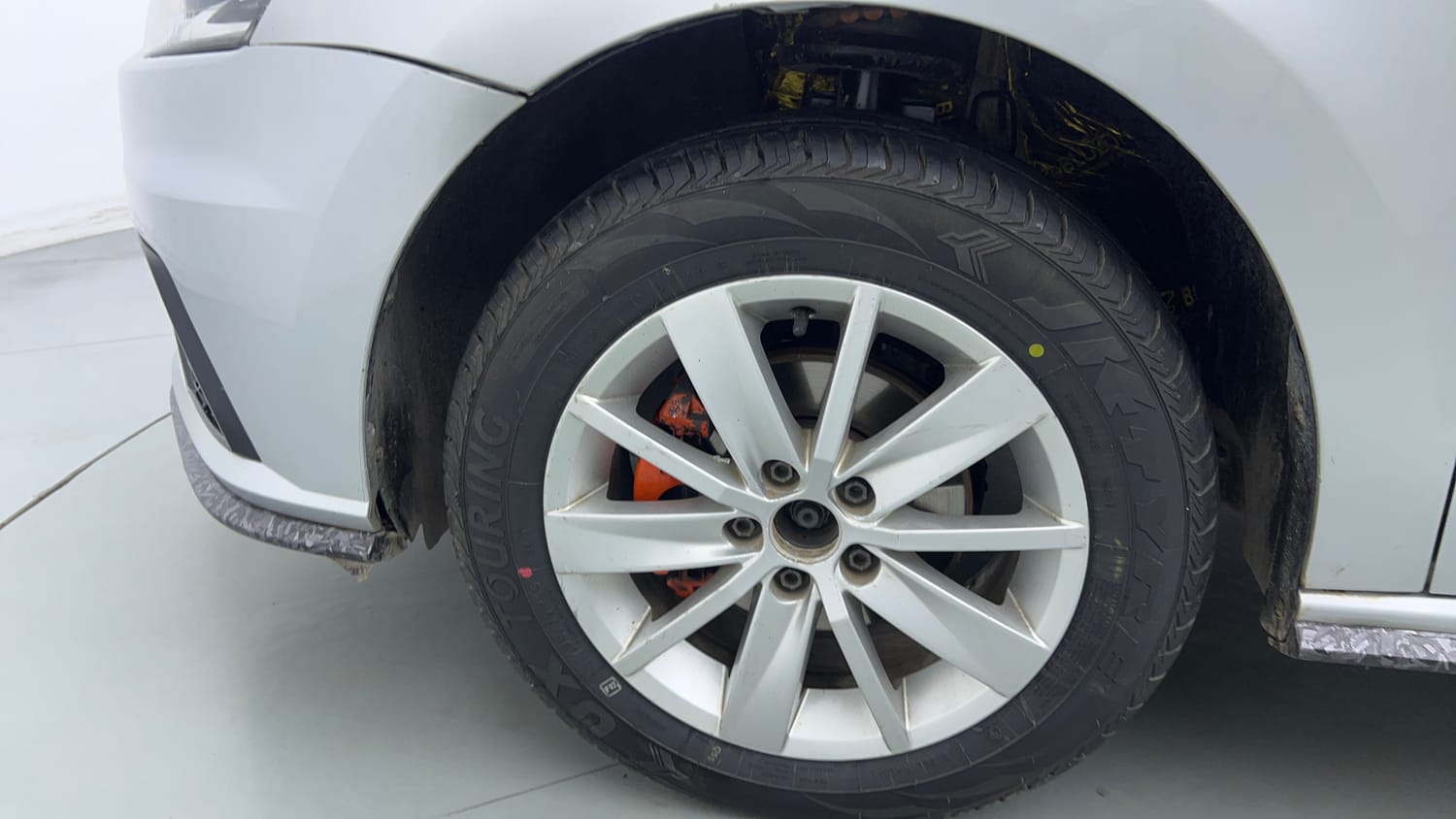 Used 2022 Volkswagen Vento Highline 1.0L TSI Petrol Manual tyres LEFT FRONT TYRE RIM VIEW