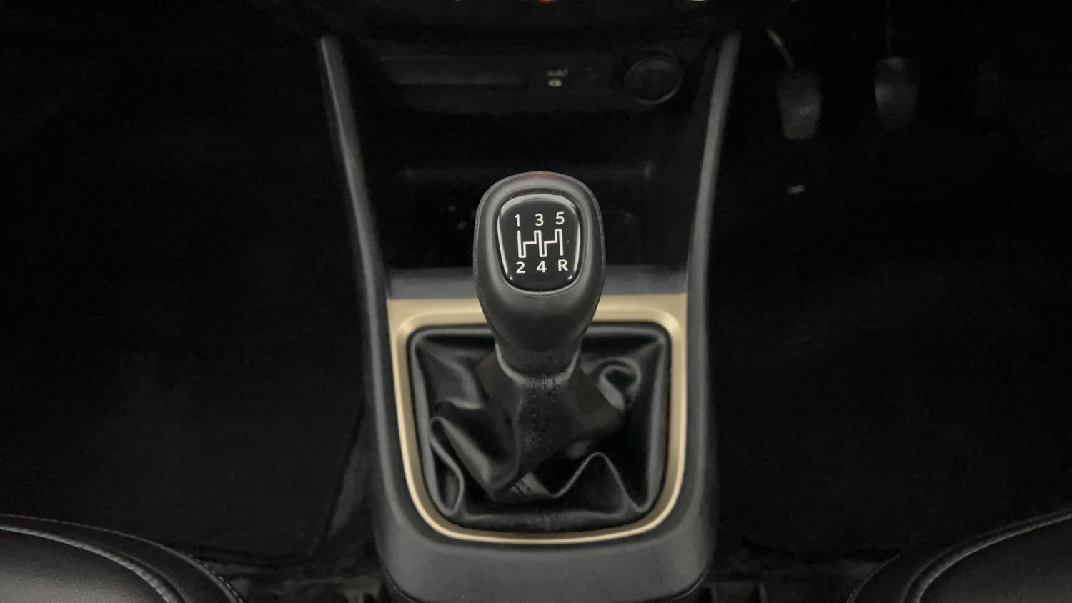 Used 2023 Tata Punch Accomplished MT Petrol Manual interior GEAR  KNOB VIEW