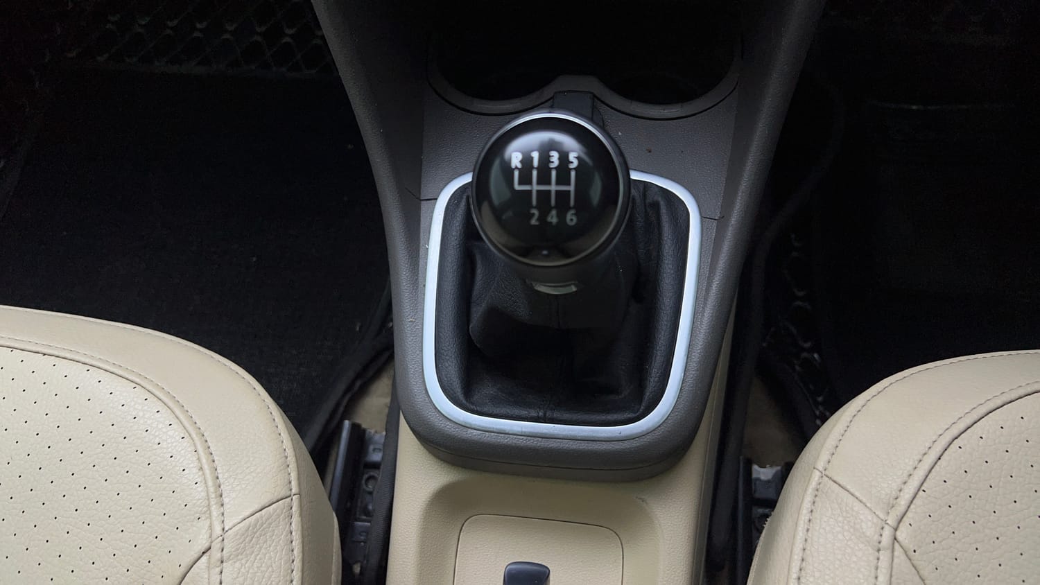 Used 2022 Volkswagen Vento Highline 1.0L TSI Petrol Manual interior GEAR  KNOB VIEW