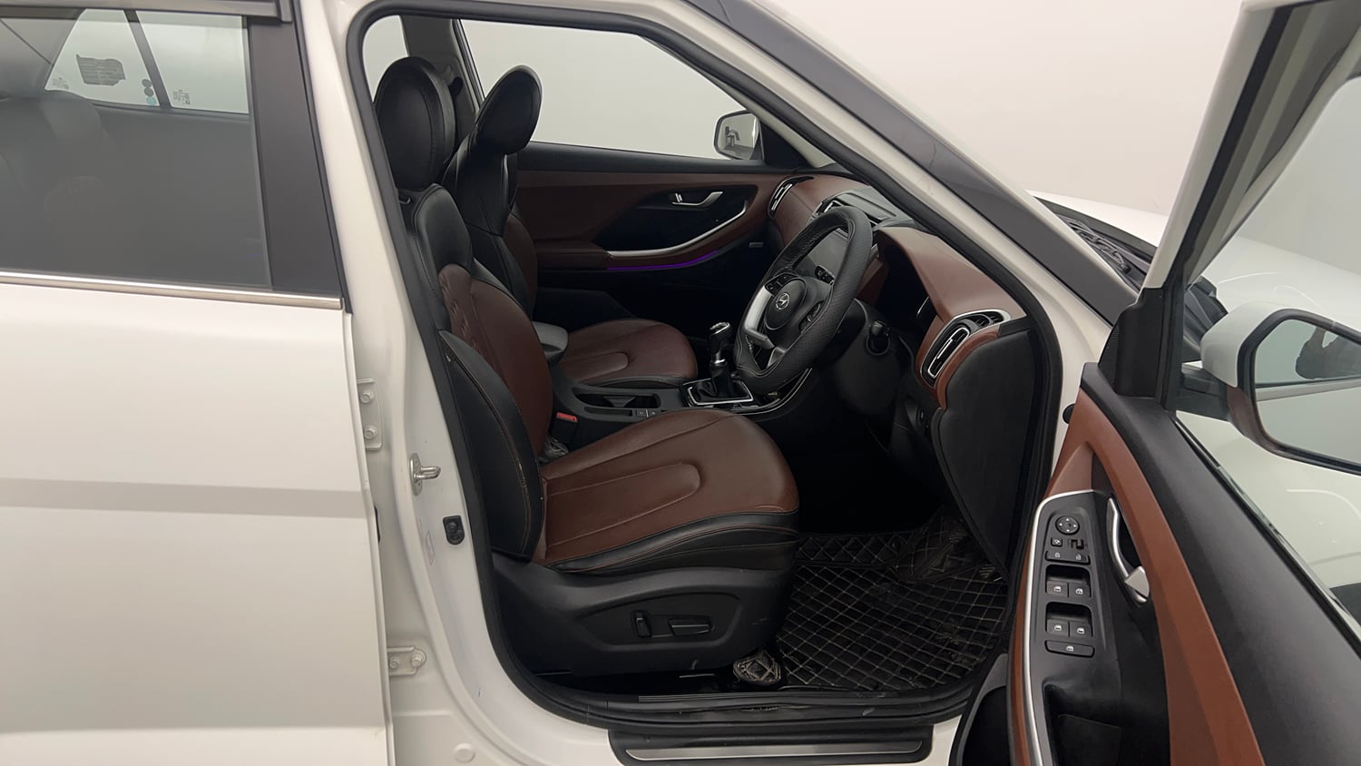 Used 2023 Hyundai Alcazar Platinum 7 STR 1.5 Turbo Petrol Petrol Manual interior RIGHT SIDE FRONT DOOR CABIN VIEW