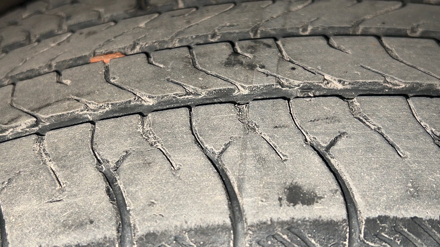 Used 2023 Hyundai Alcazar Platinum 7 STR 1.5 Turbo Petrol Petrol Manual tyres RIGHT FRONT TYRE TREAD VIEW