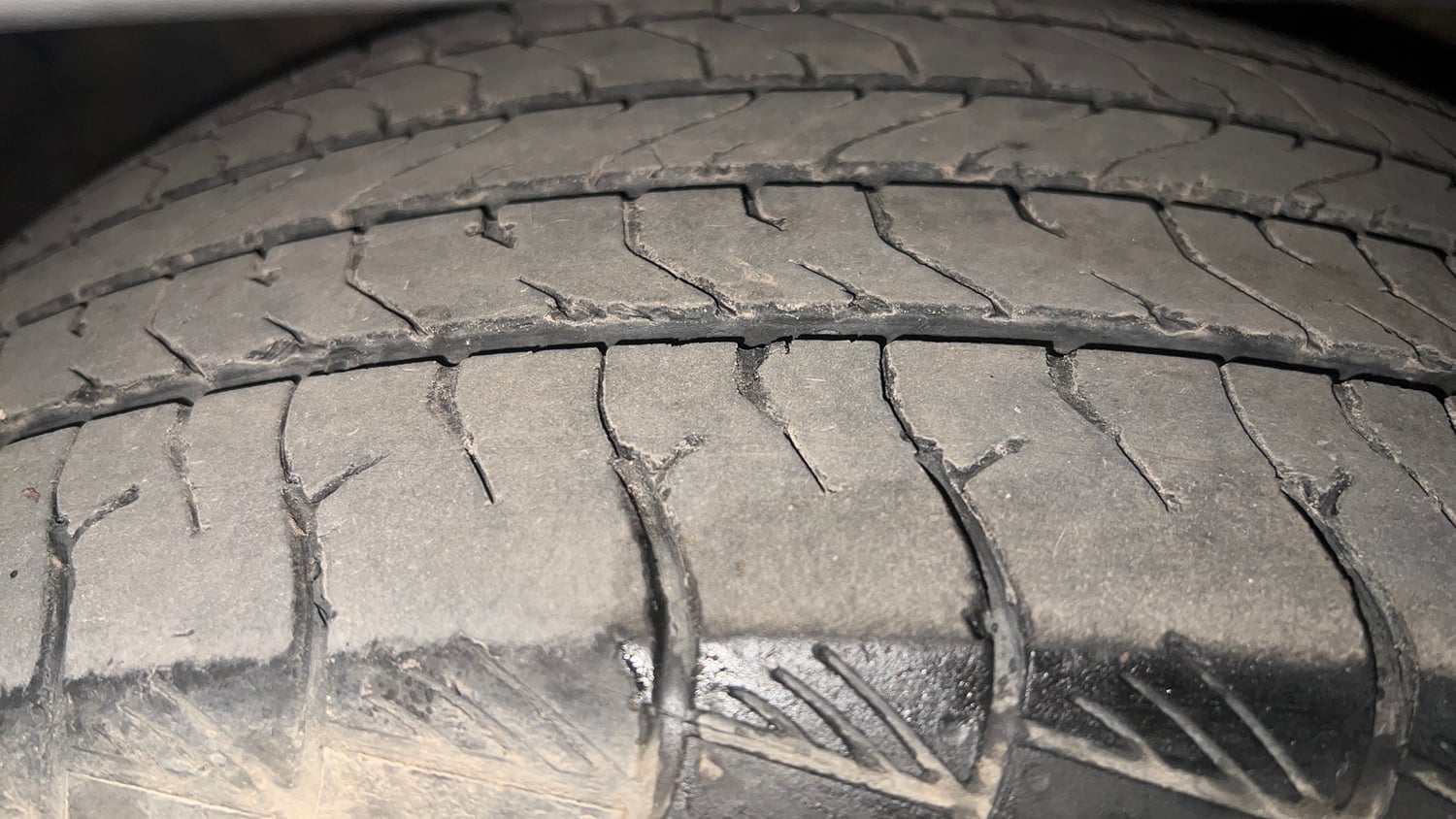 Used 2023 Hyundai Alcazar Platinum 7 STR 1.5 Turbo Petrol Petrol Manual tyres LEFT FRONT TYRE TREAD VIEW
