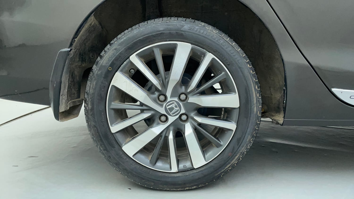 Used 2022 Honda City ZX CVT Petrol Petrol Automatic tyres RIGHT REAR TYRE RIM VIEW