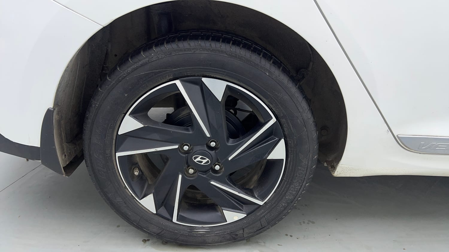 Used 2021 Hyundai Verna SX (O) 1.5 VTVT IVT Petrol Automatic tyres RIGHT REAR TYRE RIM VIEW