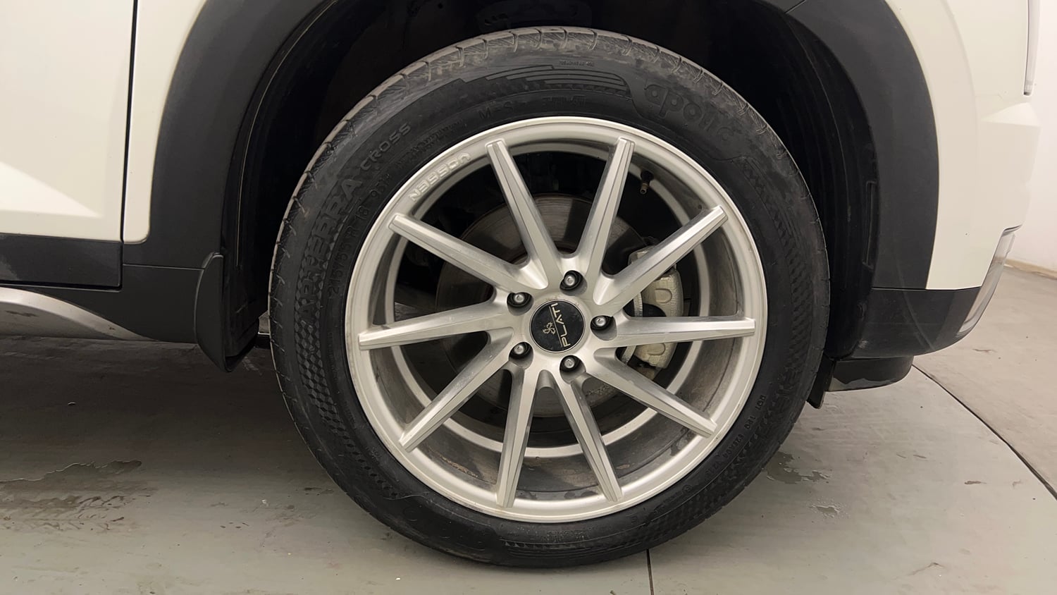 Used 2023 Hyundai Alcazar Platinum 7 STR 1.5 Turbo Petrol Petrol Manual tyres RIGHT FRONT TYRE RIM VIEW
