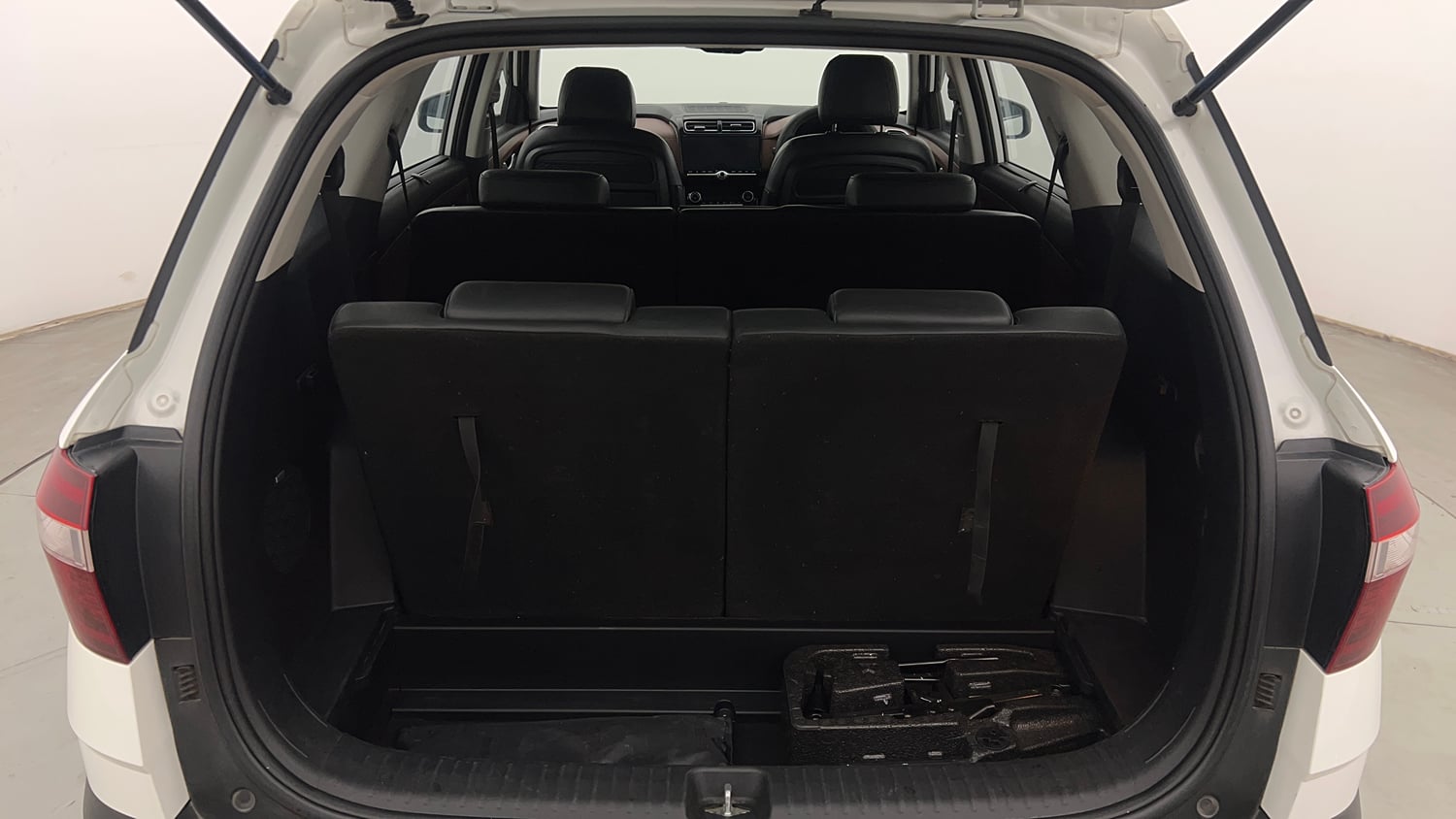 Used 2023 Hyundai Alcazar Platinum 7 STR 1.5 Turbo Petrol Petrol Manual interior DICKY INSIDE VIEW