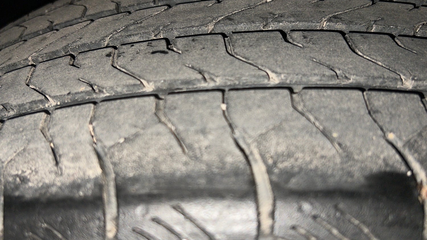 Used 2023 Hyundai Alcazar Platinum 7 STR 1.5 Turbo Petrol Petrol Manual tyres RIGHT REAR TYRE TREAD VIEW