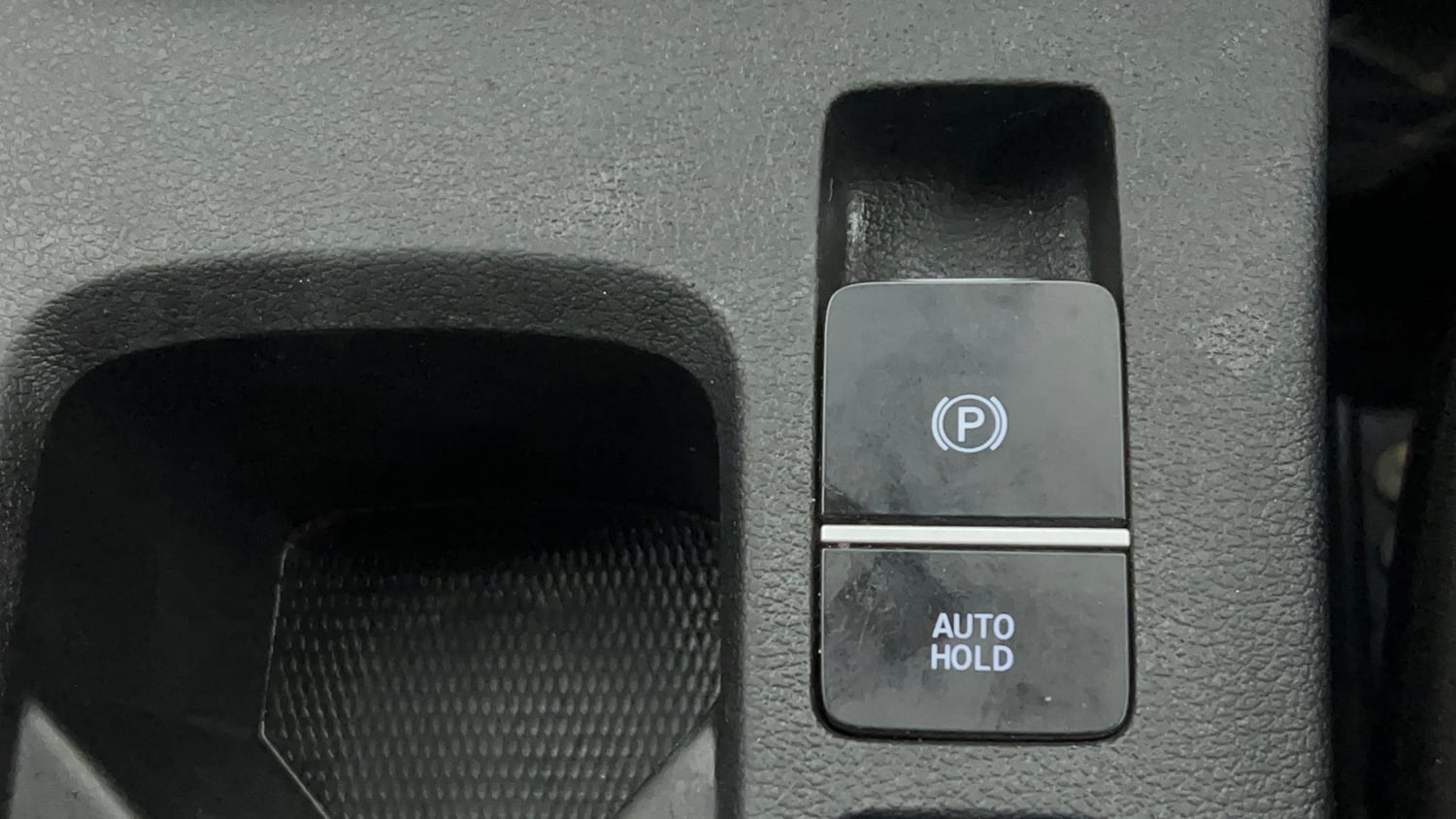 Used 2023 Hyundai Alcazar Platinum 7 STR 1.5 Turbo Petrol Petrol Manual top_features Electronic parking brake