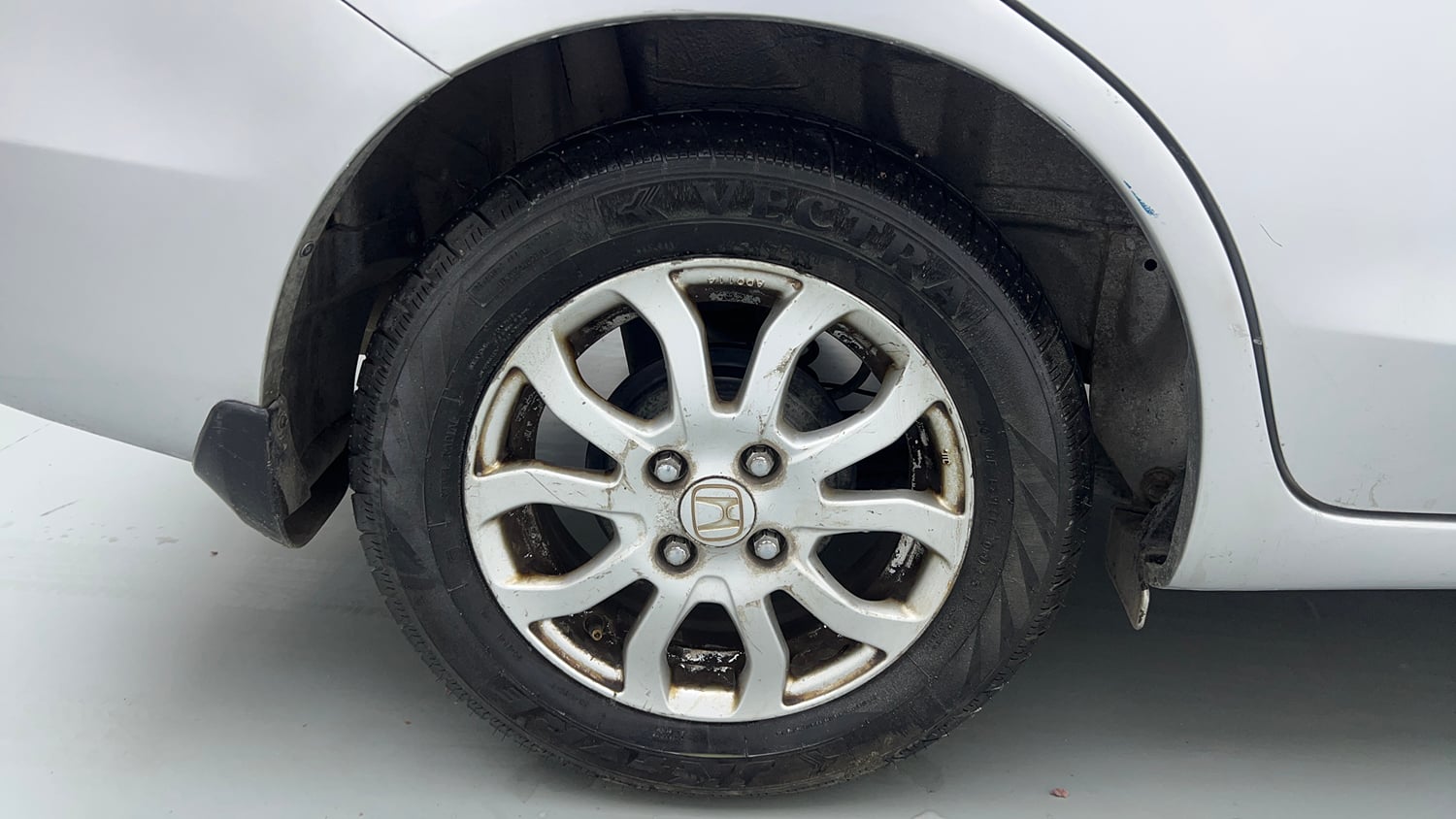 Used 2016 Honda Amaze 1.2 VX AT i-VTEC Petrol Automatic tyres RIGHT REAR TYRE RIM VIEW