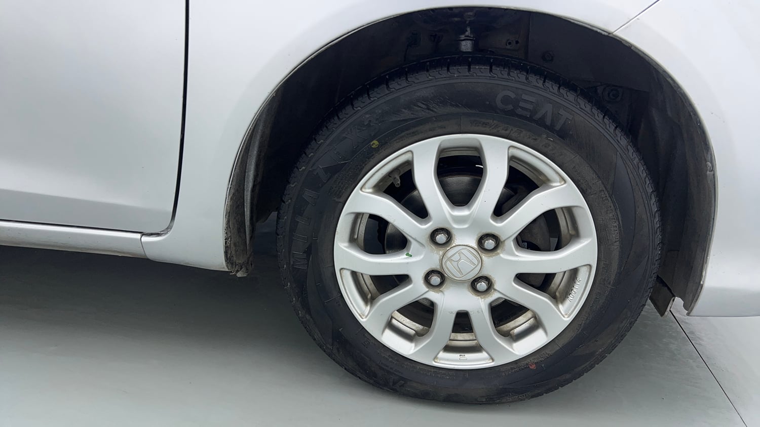 Used 2016 Honda Amaze 1.2 VX AT i-VTEC Petrol Automatic tyres RIGHT FRONT TYRE RIM VIEW