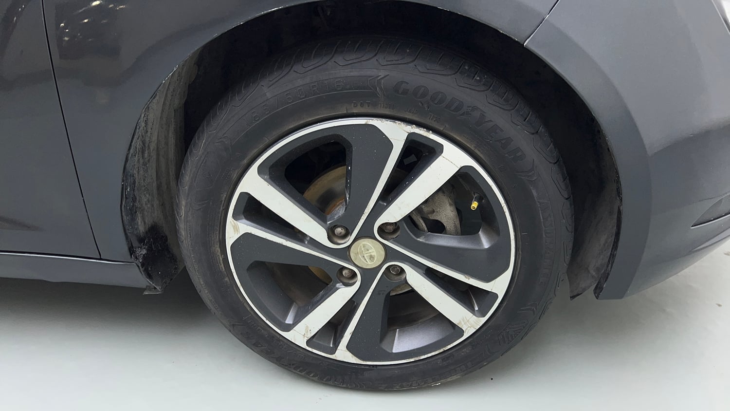 Used 2021 Tata Altroz XZ Plus Diesel Diesel Manual tyres RIGHT FRONT TYRE RIM VIEW