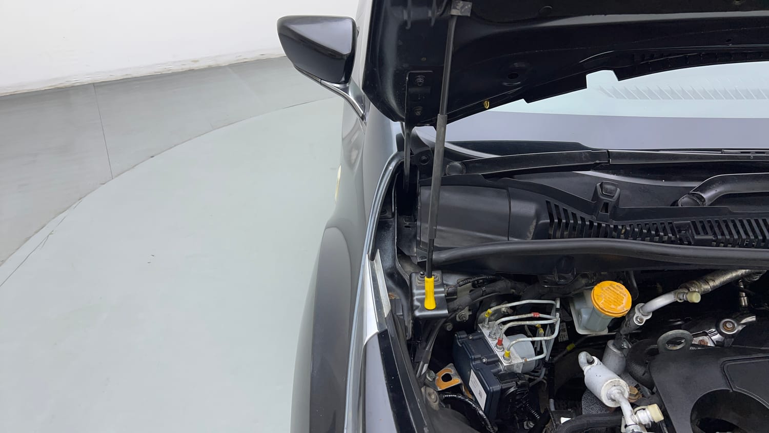 Used 2021 Tata Altroz XZ Plus Diesel Diesel Manual engine ENGINE RIGHT SIDE HINGE & APRON VIEW