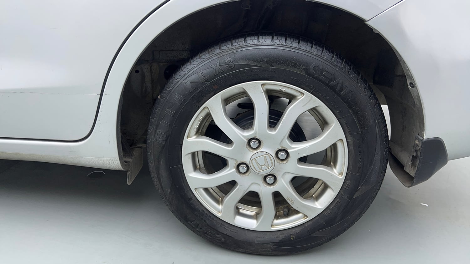 Used 2016 Honda Amaze 1.2 VX AT i-VTEC Petrol Automatic tyres LEFT REAR TYRE RIM VIEW