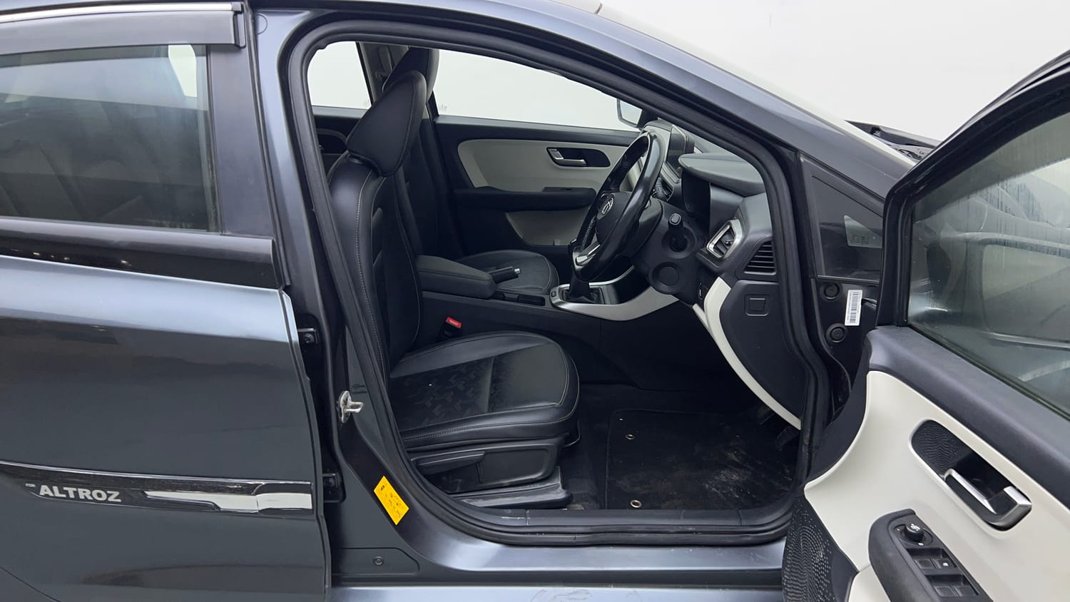Used 2021 Tata Altroz XZ Plus Diesel Diesel Manual interior RIGHT SIDE FRONT DOOR CABIN VIEW
