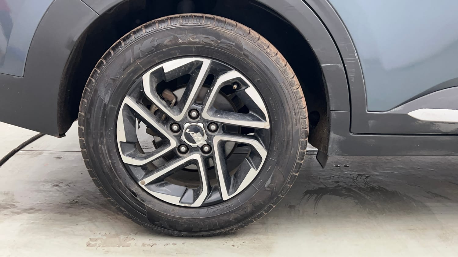 Used 2022 Kia Carens Luxury 1.5 Diesel 7 STR Diesel Manual tyres RIGHT REAR TYRE RIM VIEW