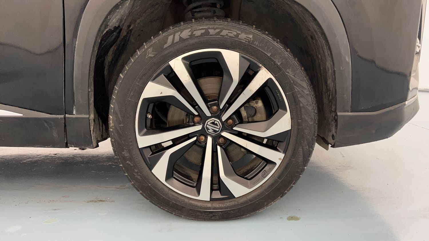 Used 2023 MG Motors Hector Savvy Pro 1.5 Turbo Petrol CVT Petrol Automatic tyres RIGHT FRONT TYRE RIM VIEW