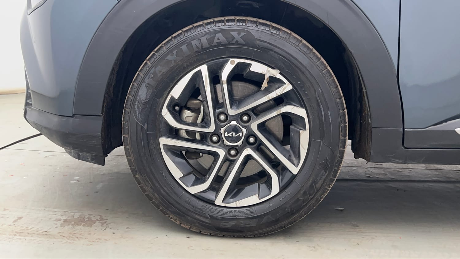 Used 2022 Kia Carens Luxury 1.5 Diesel 7 STR Diesel Manual tyres LEFT FRONT TYRE RIM VIEW