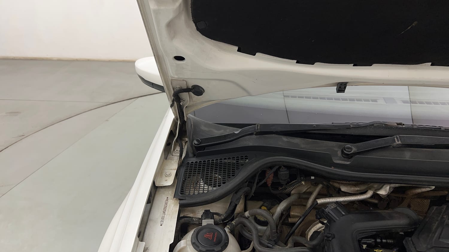 Used 2020 Volkswagen Vento Highline 1.0L TSI Petrol Manual engine ENGINE RIGHT SIDE HINGE & APRON VIEW