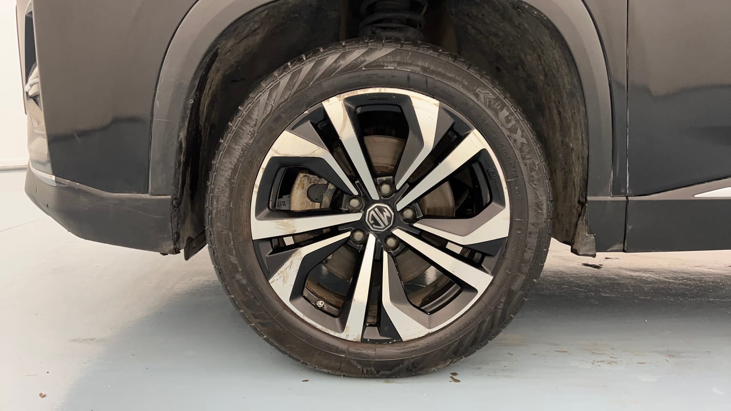 Used 2023 MG Motors Hector Savvy Pro 1.5 Turbo Petrol CVT Petrol Automatic tyres LEFT FRONT TYRE RIM VIEW