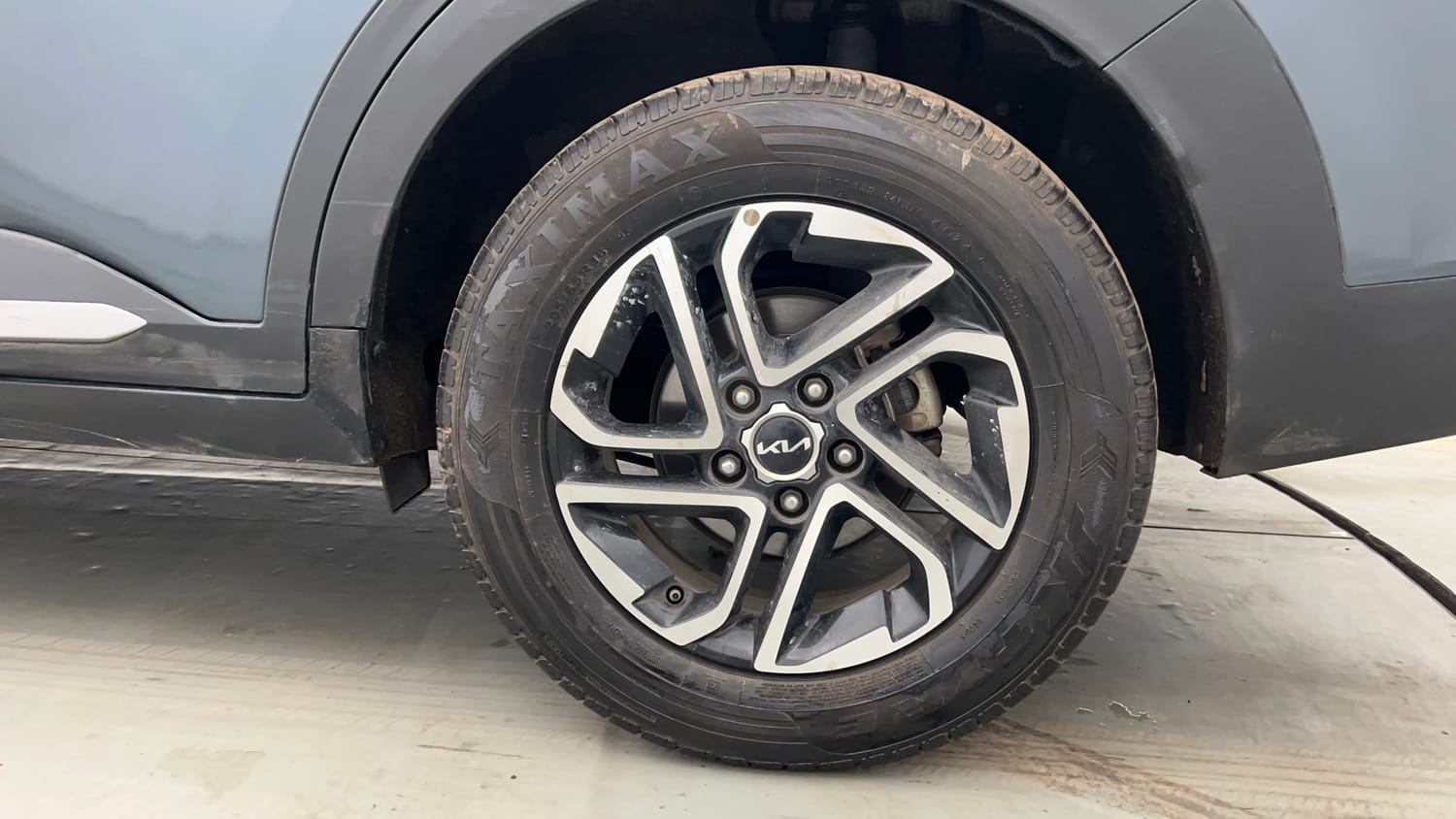 Used 2022 Kia Carens Luxury 1.5 Diesel 7 STR Diesel Manual tyres LEFT REAR TYRE RIM VIEW
