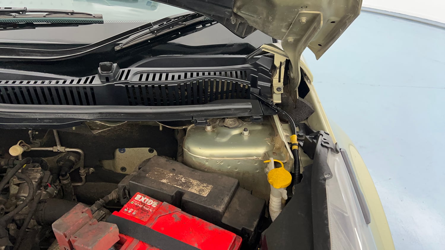 Used 2022 Tata Nexon XZ Plus Kaziranga Petrol Manual engine ENGINE LEFT SIDE HINGE & APRON VIEW