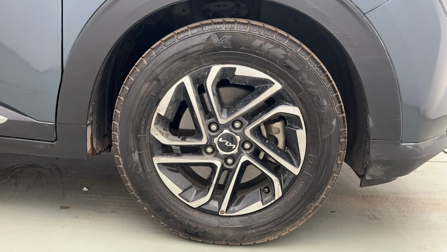 Used 2022 Kia Carens Luxury 1.5 Diesel 7 STR Diesel Manual tyres RIGHT FRONT TYRE RIM VIEW
