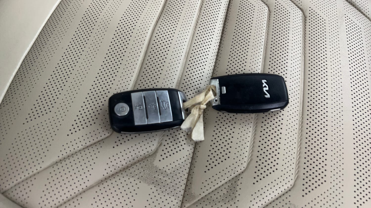 Used 2022 Kia Carens Luxury 1.5 Diesel 7 STR Diesel Manual extra CAR KEY VIEW