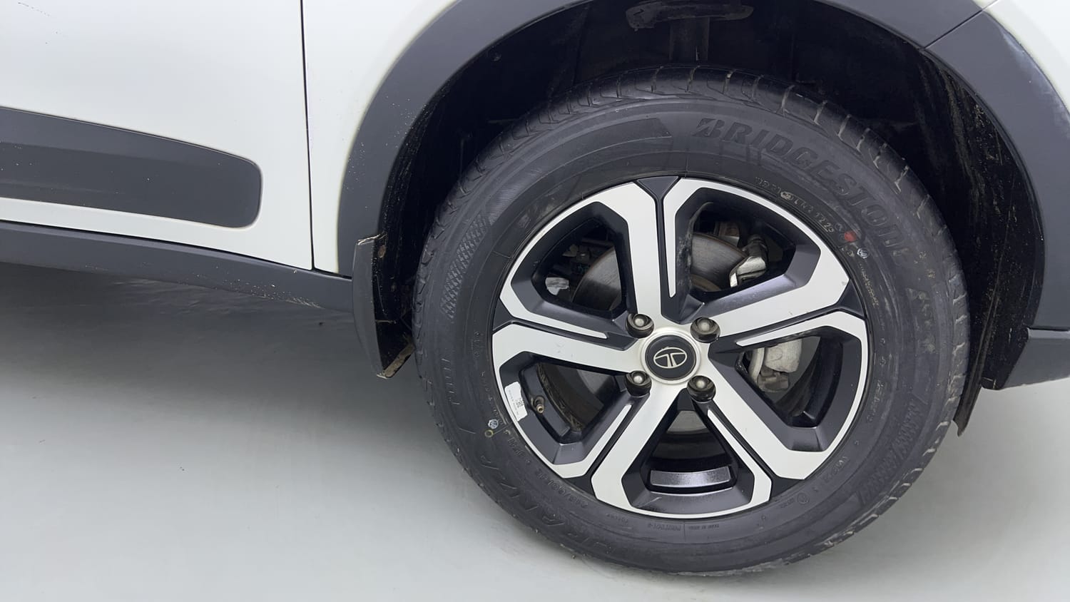 Used 2022 Tata Nexon XZ Plus (O) Petrol Manual tyres RIGHT FRONT TYRE RIM VIEW