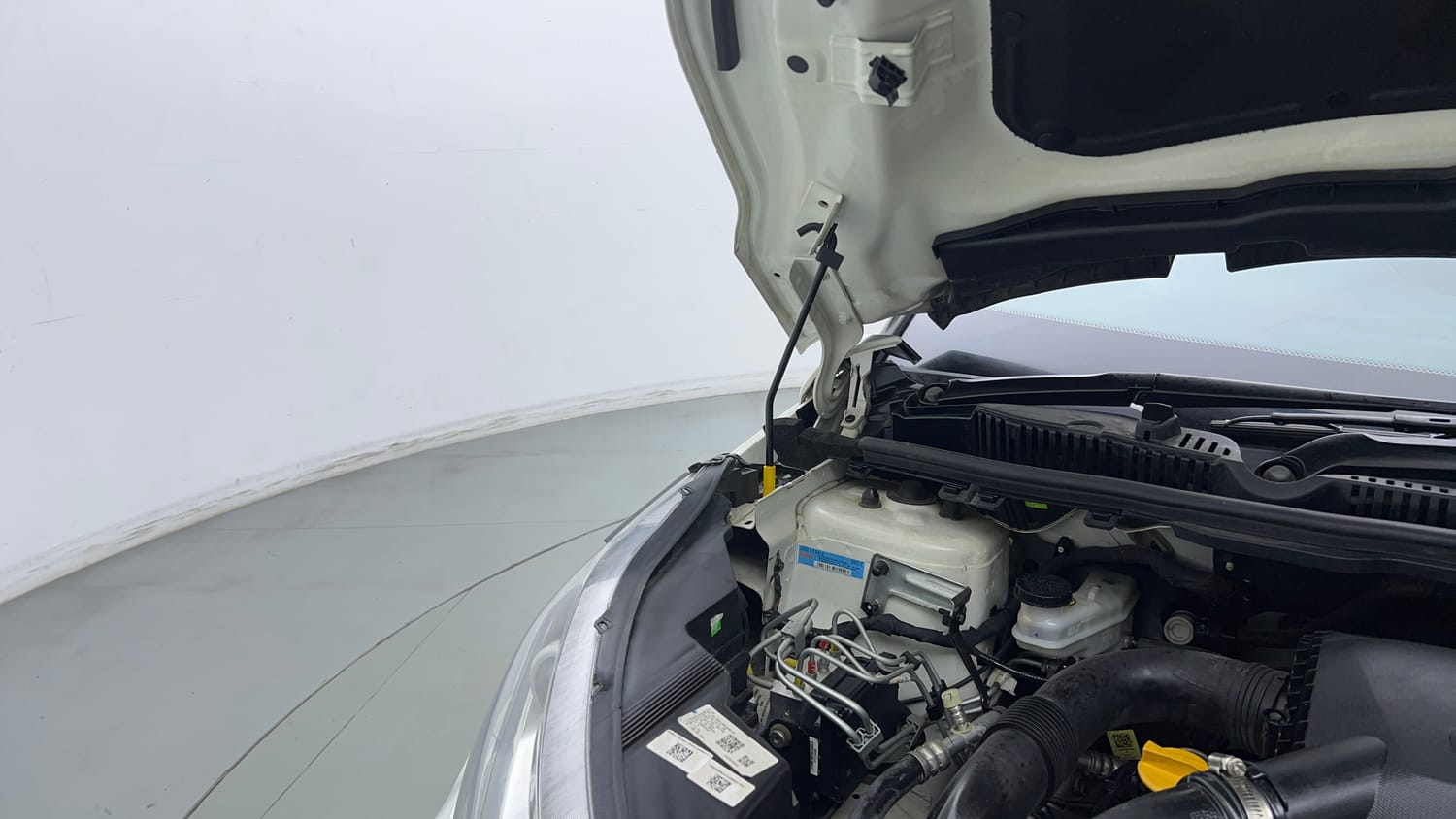 Used 2022 Tata Nexon XZ Plus (O) Petrol Manual engine ENGINE RIGHT SIDE HINGE & APRON VIEW