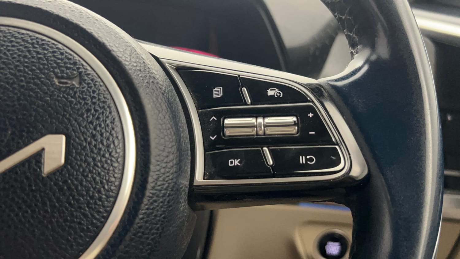Used 2022 Kia Carens Luxury 1.5 Diesel 7 STR Diesel Manual top_features Cruise control