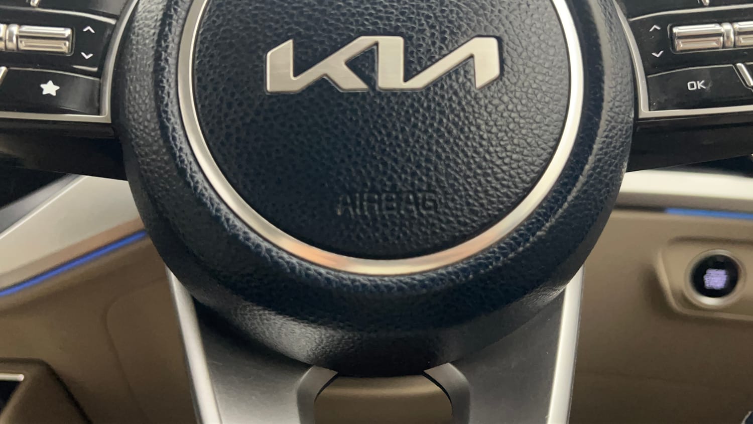 Used 2022 Kia Carens Luxury 1.5 Diesel 7 STR Diesel Manual top_features Airbags