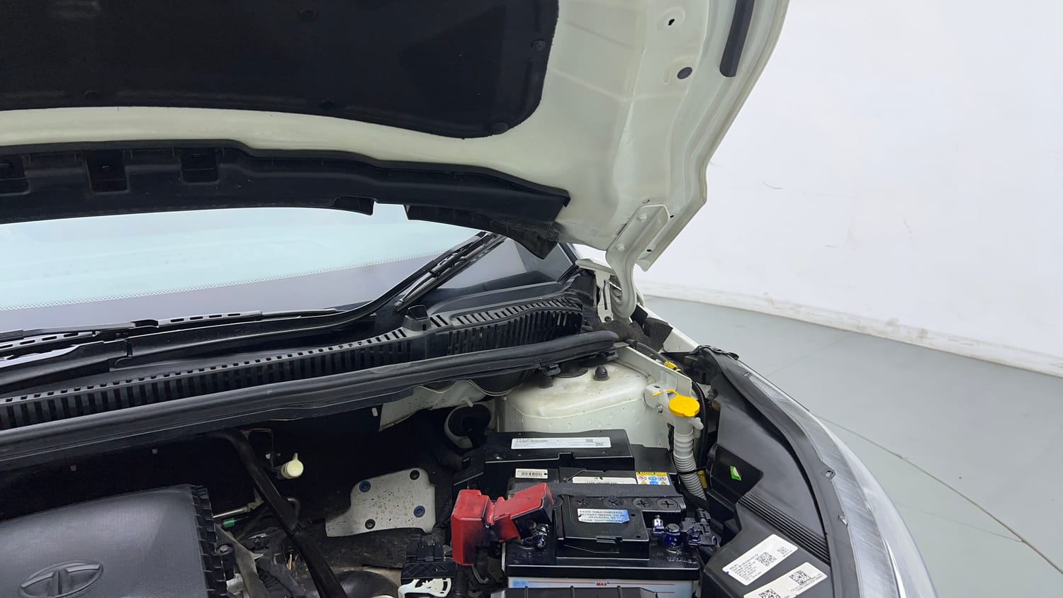 Used 2022 Tata Nexon XZ Plus (O) Petrol Manual engine ENGINE LEFT SIDE HINGE & APRON VIEW