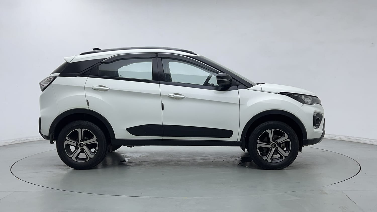 Used 2022 Tata Nexon XZ Plus (O) Petrol Manual exterior RIGHT SIDE VIEW