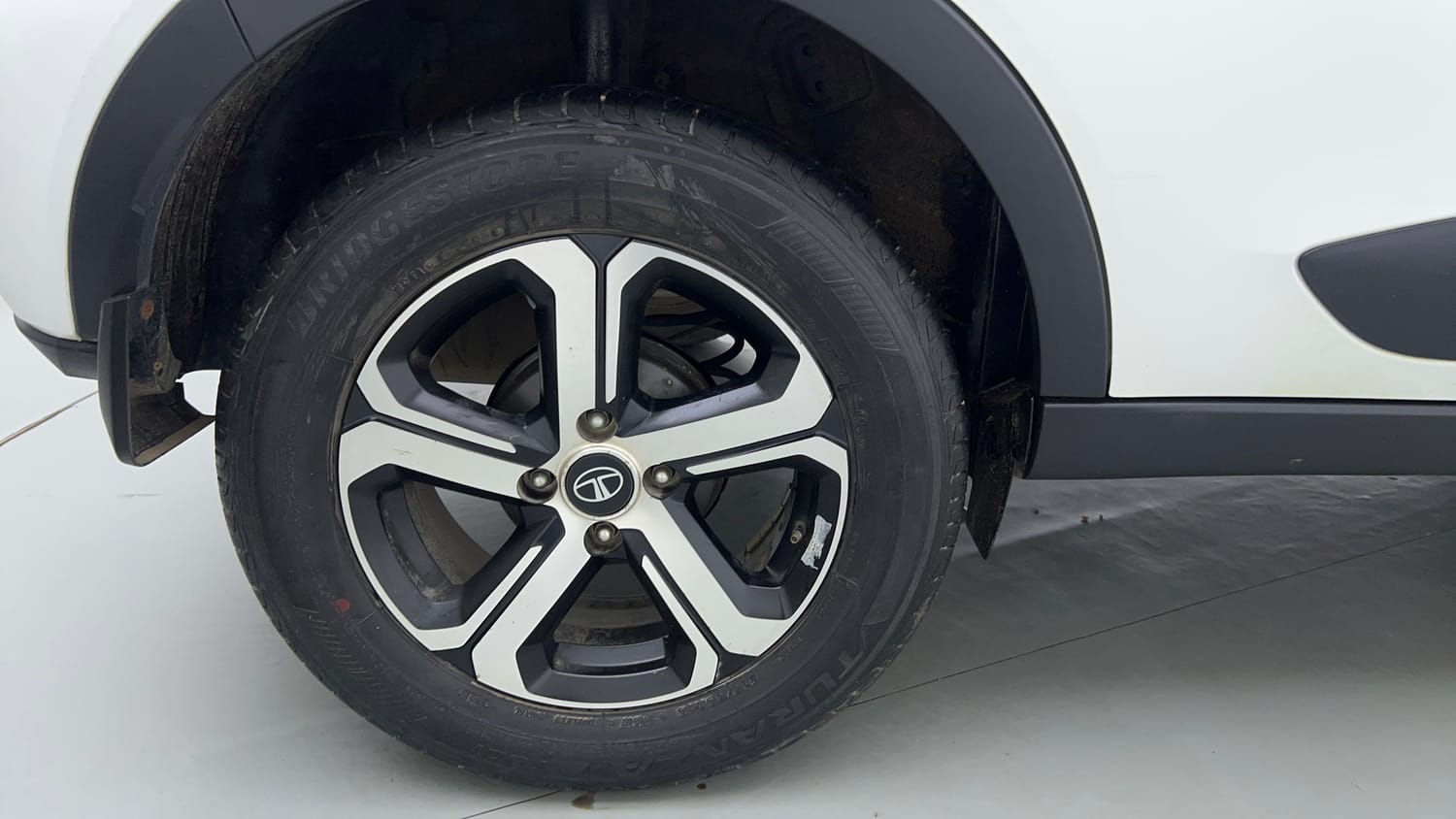 Used 2022 Tata Nexon XZ Plus (O) Petrol Manual tyres RIGHT REAR TYRE RIM VIEW